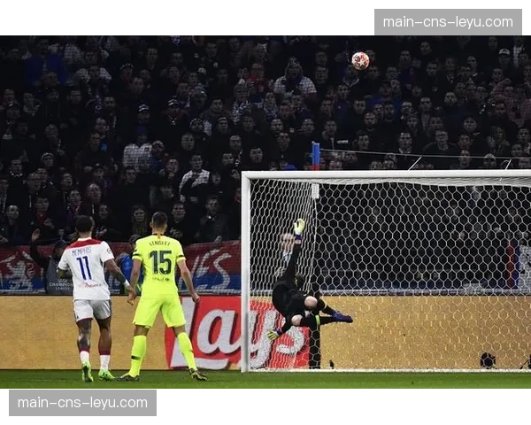 实时:洛里昂通过连续肋部小配合打入禁区,但射门被门将扑出 实时:洛里昂通过连续肋部小配合打入禁区,但射门被门将扑出